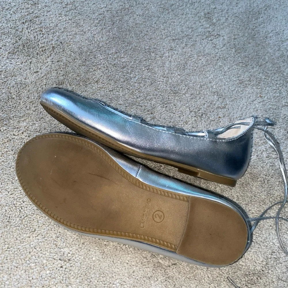 Lands' End kids Girls Size 2 Metallic‎ Silver Ballet Flats lace up - Picture 5 of 13